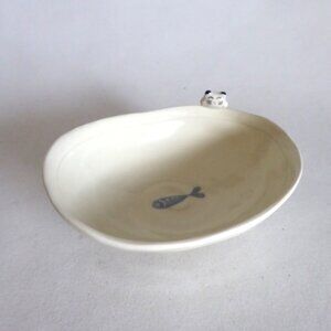 NEW JAPAN JAPANESE 5” HANDCRAFTED PORCELAIN CAT LOOKING AT FISH DISH BOWL